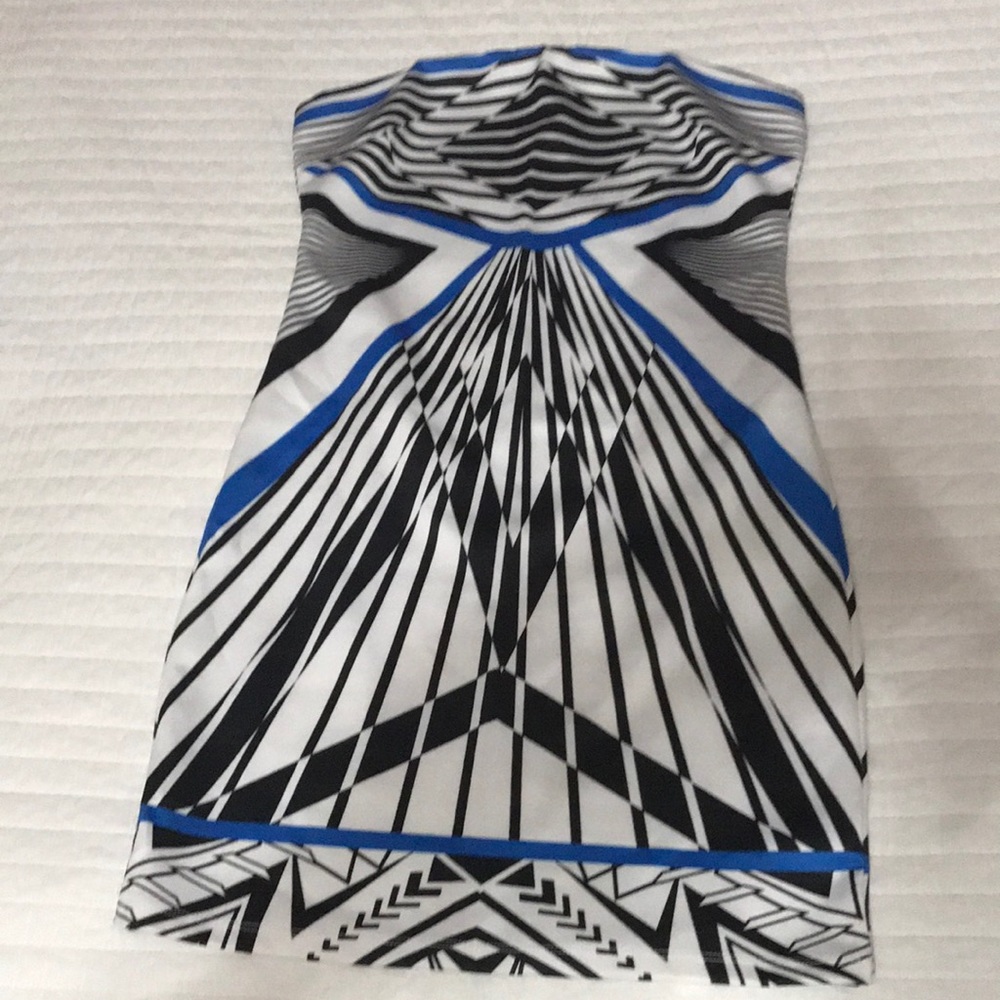 Cute body hugging dress in bold print